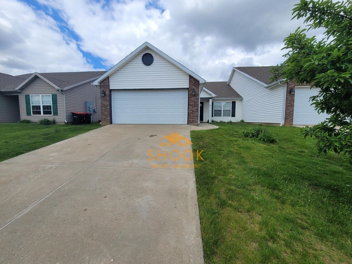 Primary Photo - COZY 2 BR+DEN IN GREAT NEIGHBORHOOD