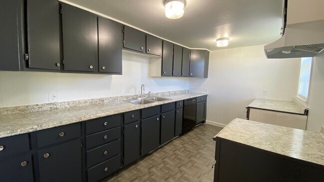 Foto del edificio - AVAILABLE NOW 3 BEDROOM 2 BATH HOME WITH BONUS ROOM IN RIVER OAKS