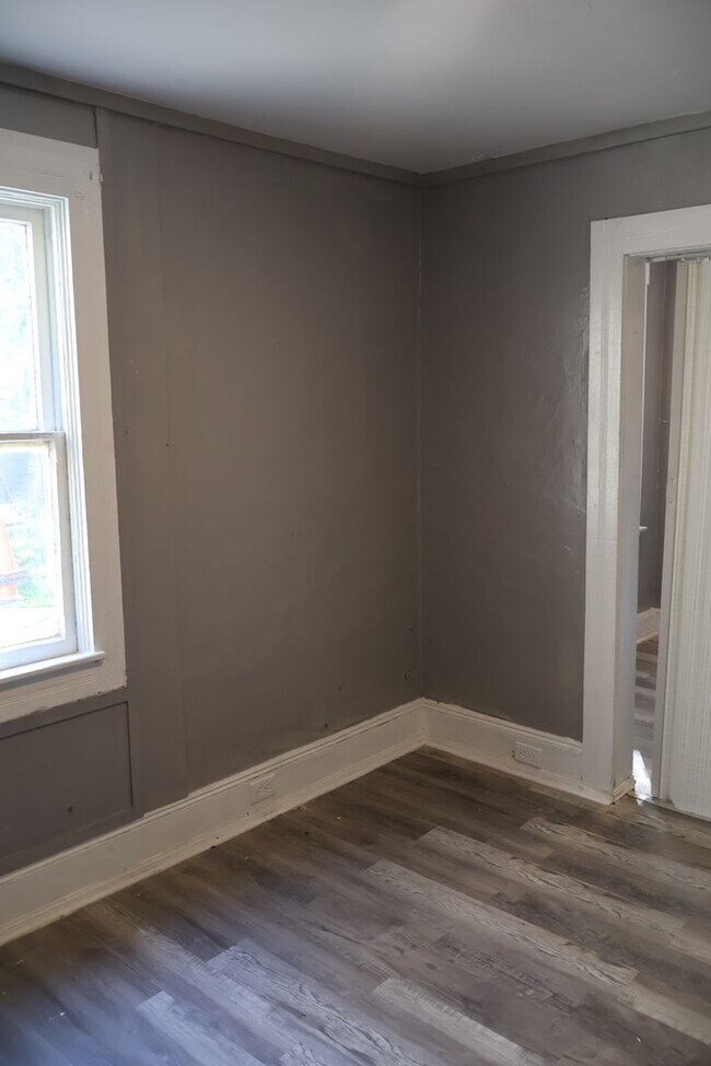 Building Photo - 6812 Whitney Ave