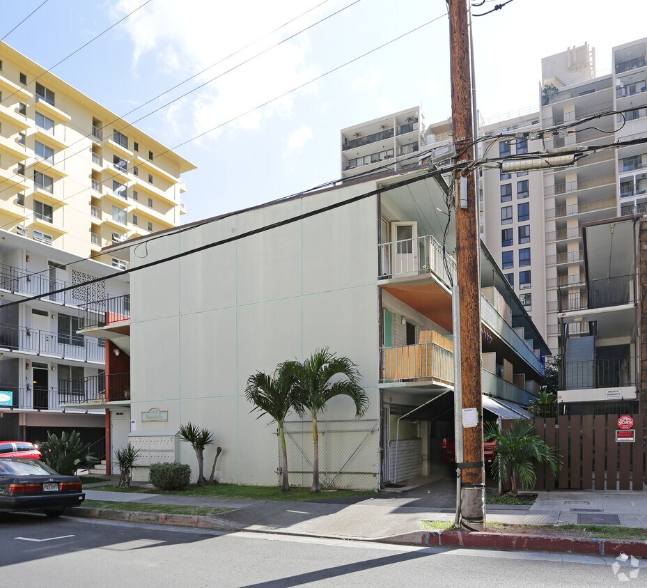 243 Liliuokalani Ave - Maybelle's Apartments