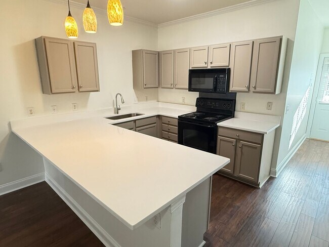 Foto del edificio - Renovated Cornelius Condo | Two Covered Balconies | Walk to Downtown & Antiquity | Lake Norman Area