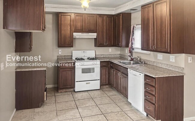 Building Photo - 2 Bed/1 Bath Home with Off-Street Parking / Pet-Friendly / Vouchers Accepted / Available Now!