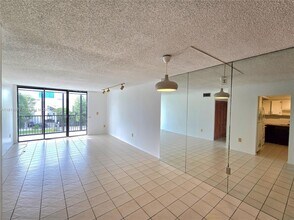 Building Photo - 2500 NE 135th St
