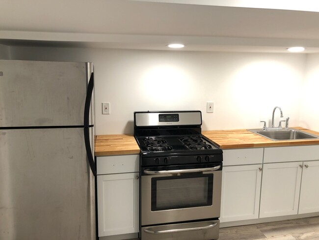 Kitchen - 3102 W Diversey Ave