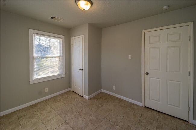 Building Photo - 4150 Brandon Ave