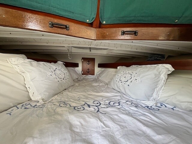 Large bed with read lights - 1252 Basswood Ave