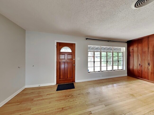 Building Photo - 729 Mayfair Cir