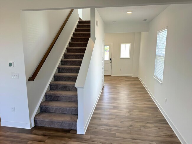 Building Photo - Brand New 5 Bed/3 Bath spacious home in Fr...