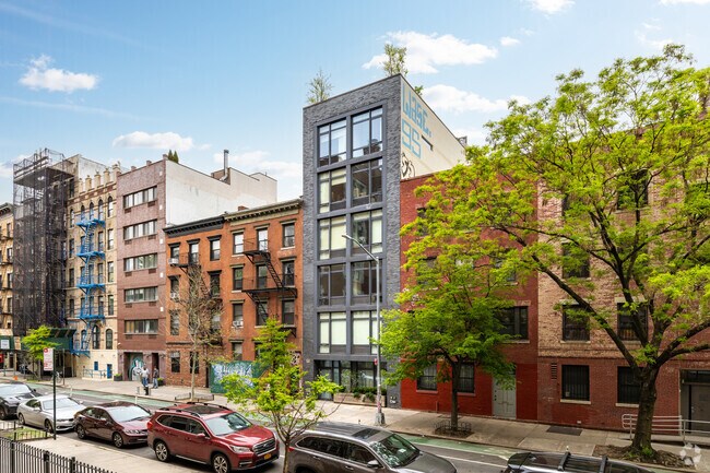 Building Photo - 427 E 12th St