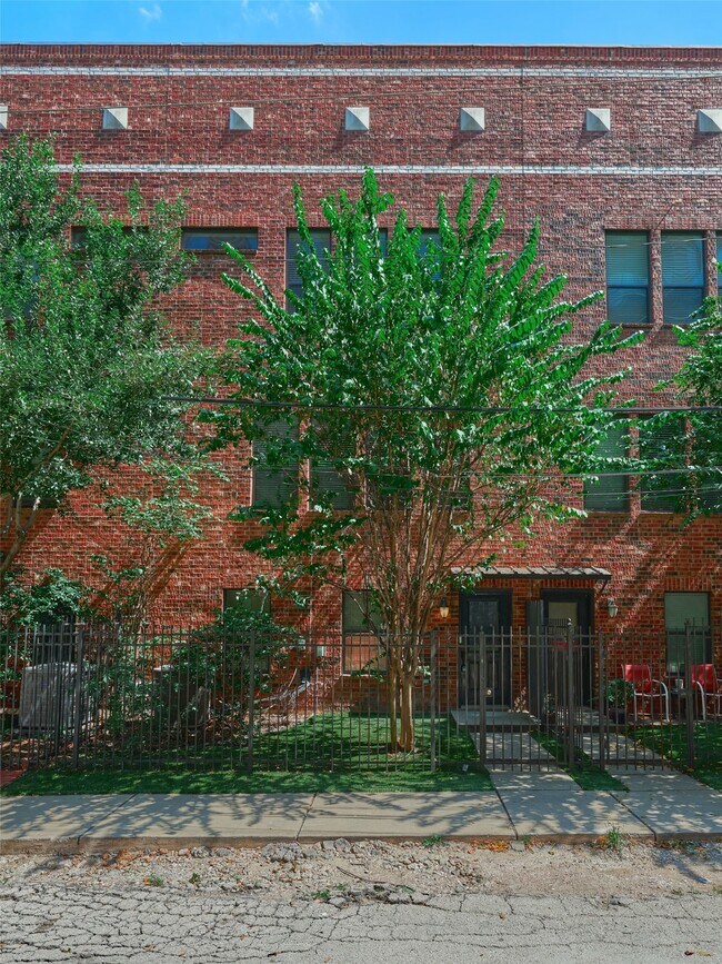 Building Photo - 2422 Navigation Blvd