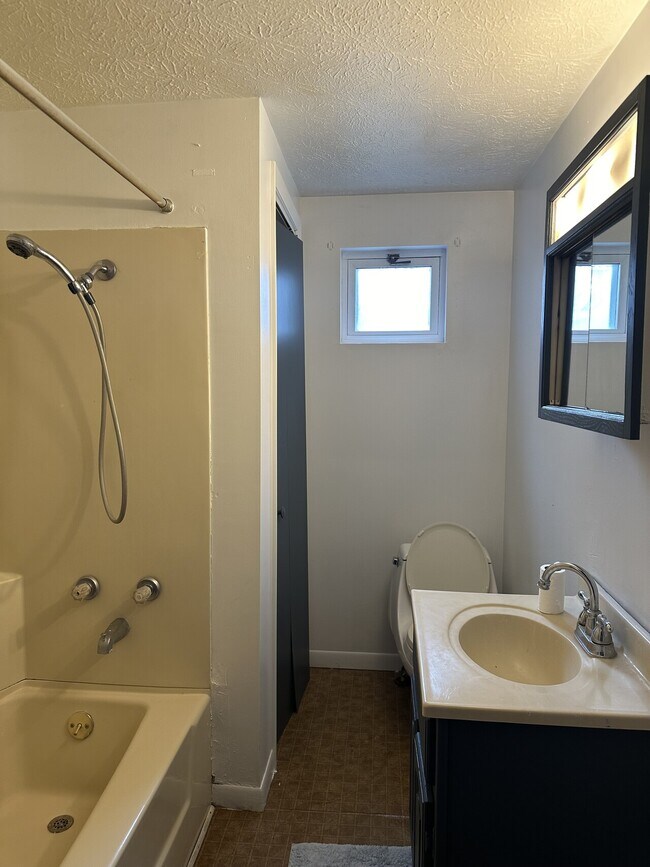 Building Photo - 483 A West Perry Street