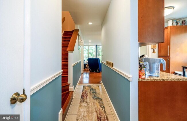 Building Photo - Tastefully Updated Condo in Reston