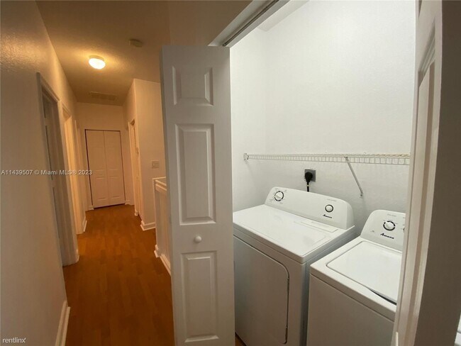 Foto del edificio - 4 br, 2 bath House - 3359 NE 3rd Dr