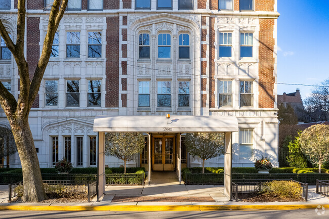 Building Photo - 2440 N Lakeview Ave