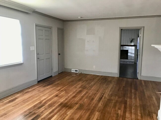 Building Photo - This Beautiful 4 bed 2.5 bath brick ranch ...