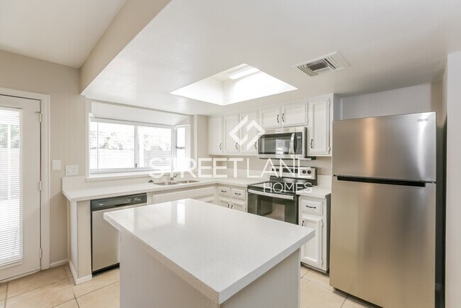 Foto del edificio - REDUCED! - NOW OFFERING HALF OFF THE FIRST...