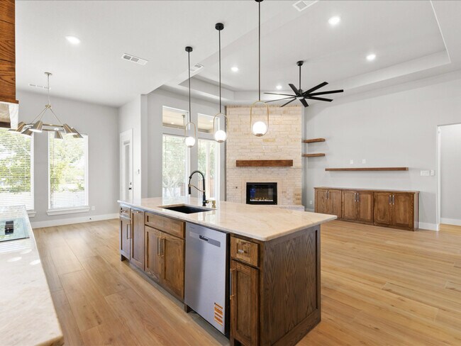 Foto del edificio - 8101 Oak Hollow Dr