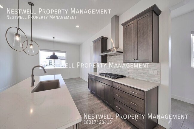 Foto del edificio - $500 OFF 1ST MONTH'S RENT - Gorgeous 4-bed...