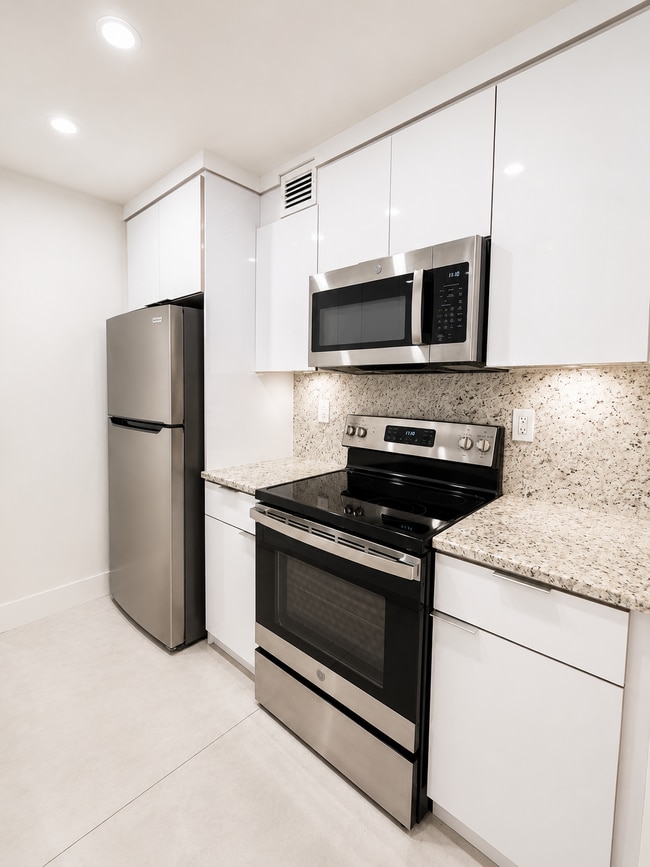 Building Photo - 7160 Fairway Dr