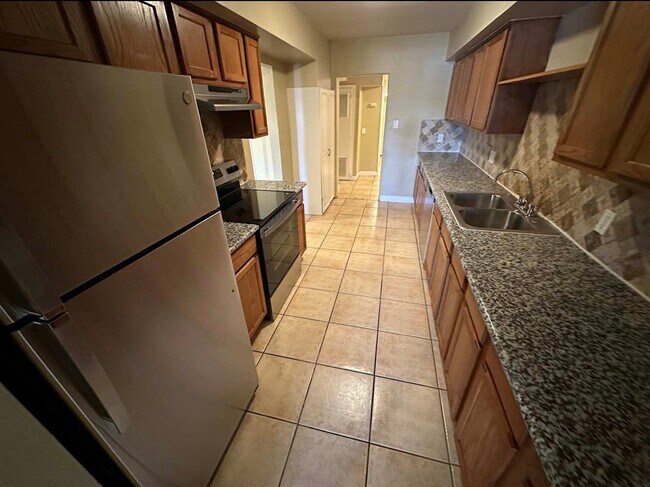 Foto del edificio - 2743 N Greenfield Rd