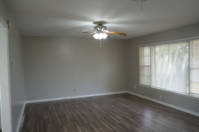 Building Photo - 4815 41st- Available for Immediate Move In!