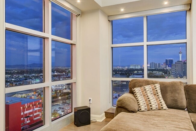 Building Photo - The Ogden 1512-Strip/City/Mtn Views from t...