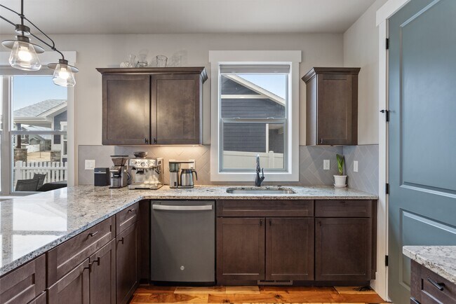 Foto del edificio - 6501 Hitching Post Ln