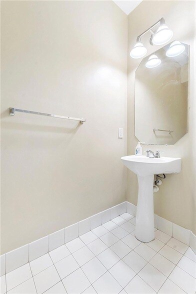 Foto del edificio - 8731 Cypress Walk Ct