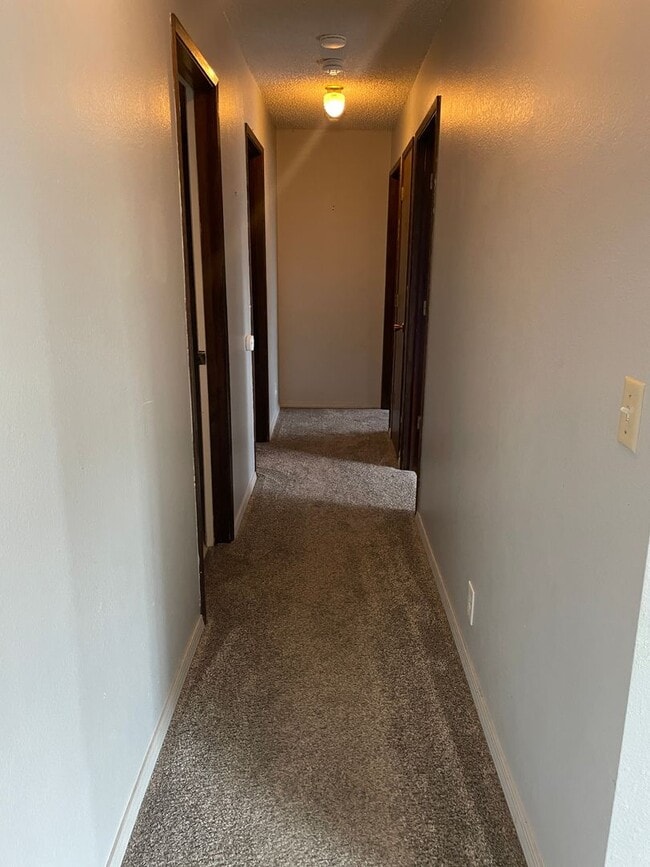 Building Photo - 1/2 Off First Full Months Rent w/ 12m Leas...