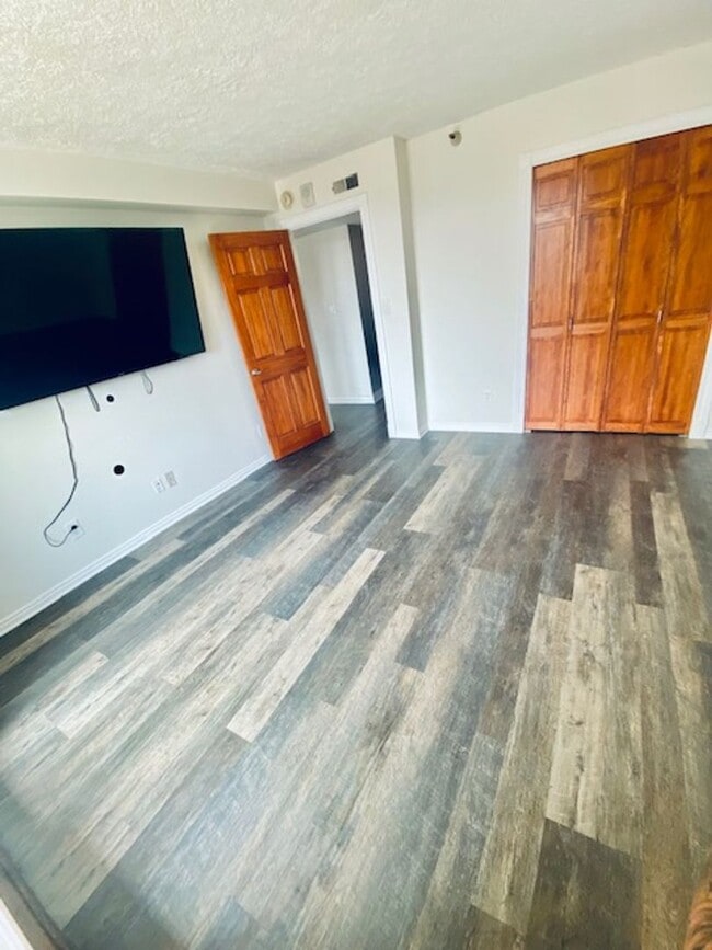 Building Photo - Broadway Condo