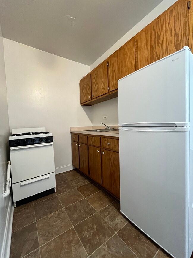Building Photo - 4060 N Kenmore Ave