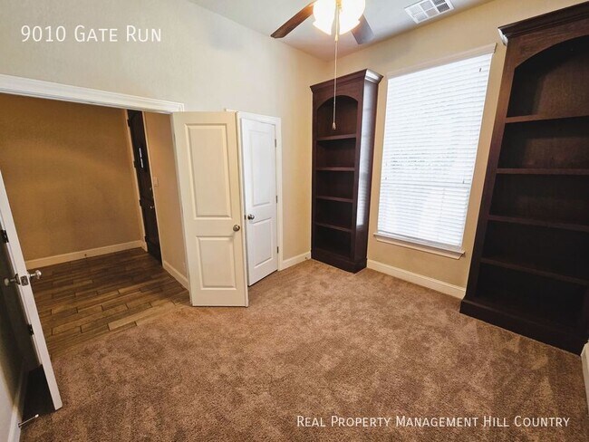 Building Photo - Live Large in Desirable Front Gate: Spacio...
