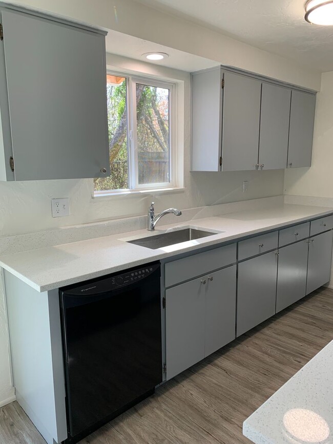 Building Photo - Completely updated duplex!