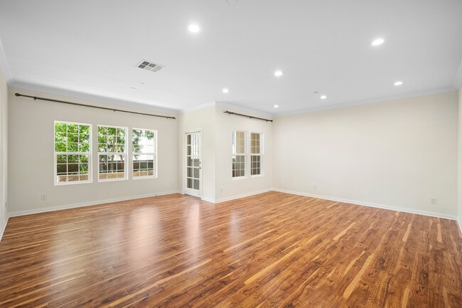 Building Photo - 415 E Dryden St