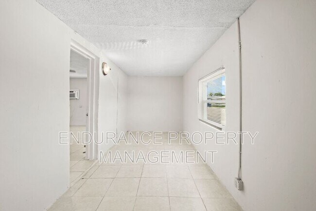Foto del edificio - 1125 W 28th St