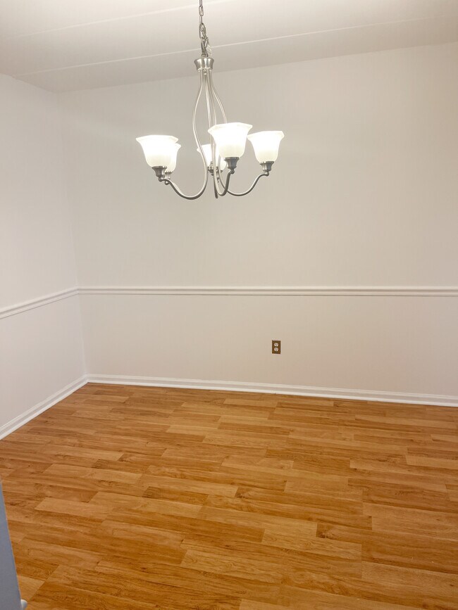 Foto del edificio - 56 Oakridge Dr
