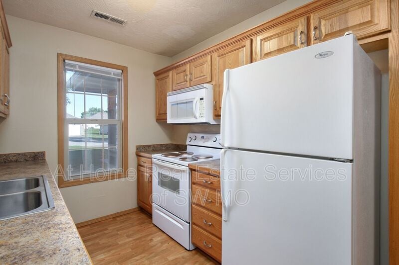 Primary Photo - 1128 N Westwood Ave