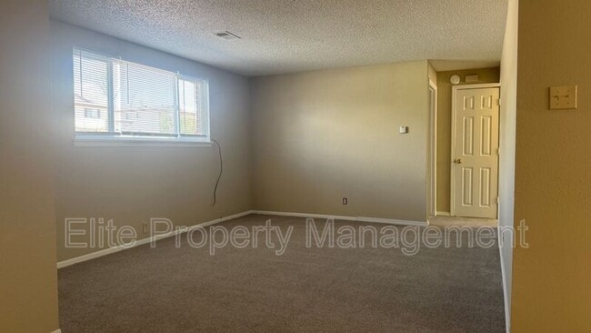 Foto del edificio - 8 Alan Shepard Rd