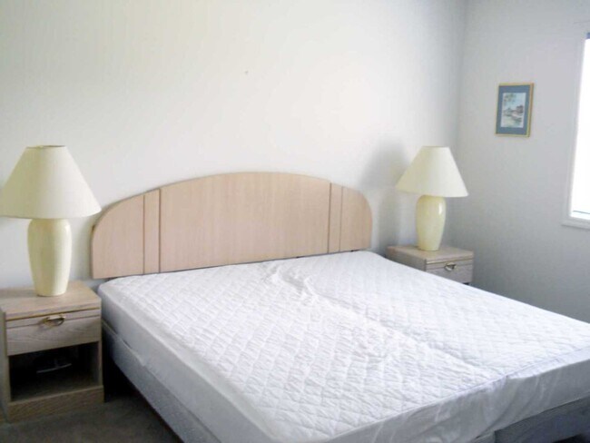 Building Photo - 2 Bedroom 3rd Floor Fully Furnished Condo