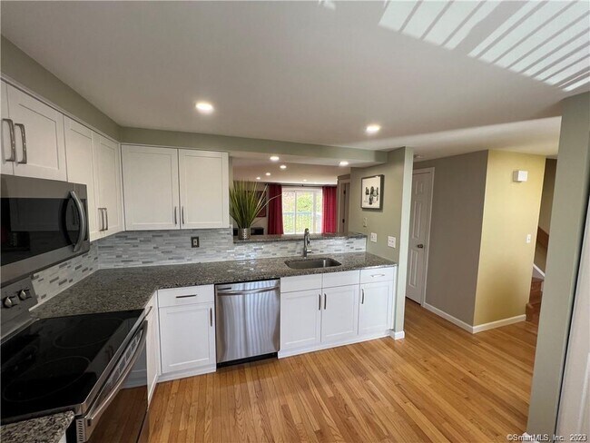Building Photo - 49 Woodbridge Ln
