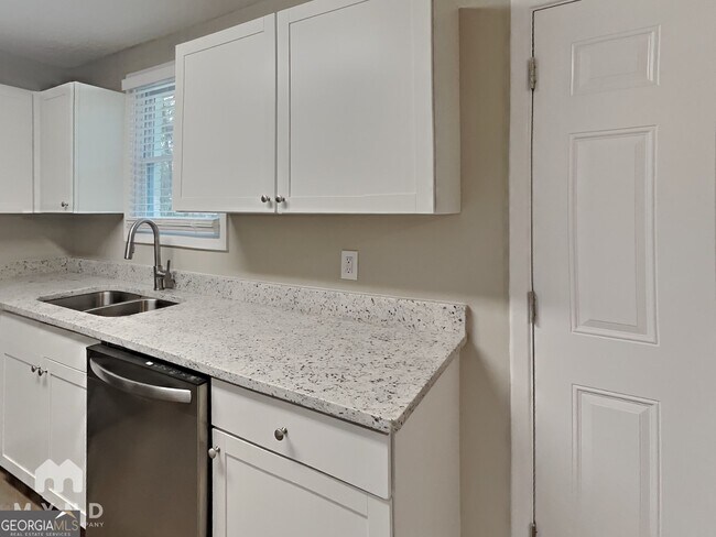Building Photo - 406 Blair Villa Dr SE