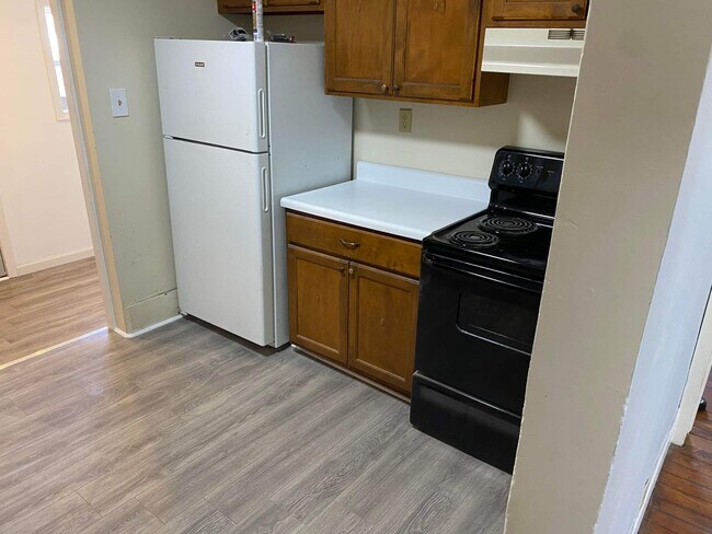 Kitchen - 304 E 8th Ave