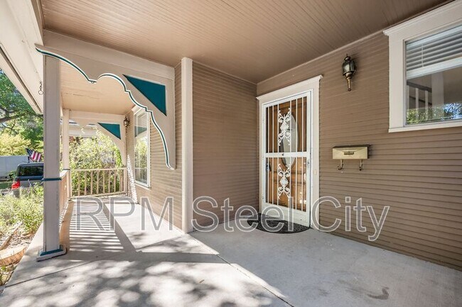 Foto del edificio - 2125 N Grand Ave