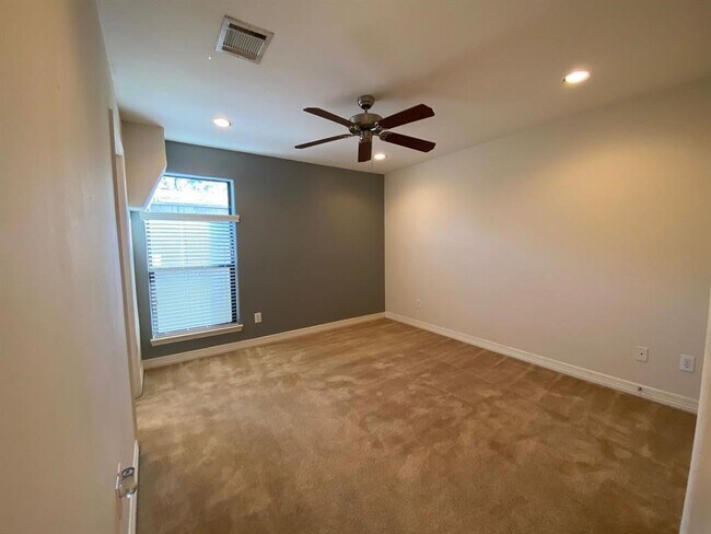 Foto del edificio - 3710 Sherwood Ln