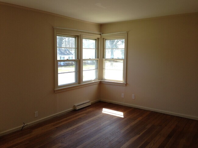 Foto del edificio - 2 BR House w/ Detached Garage, within 2 miles of UNC-Greensboro