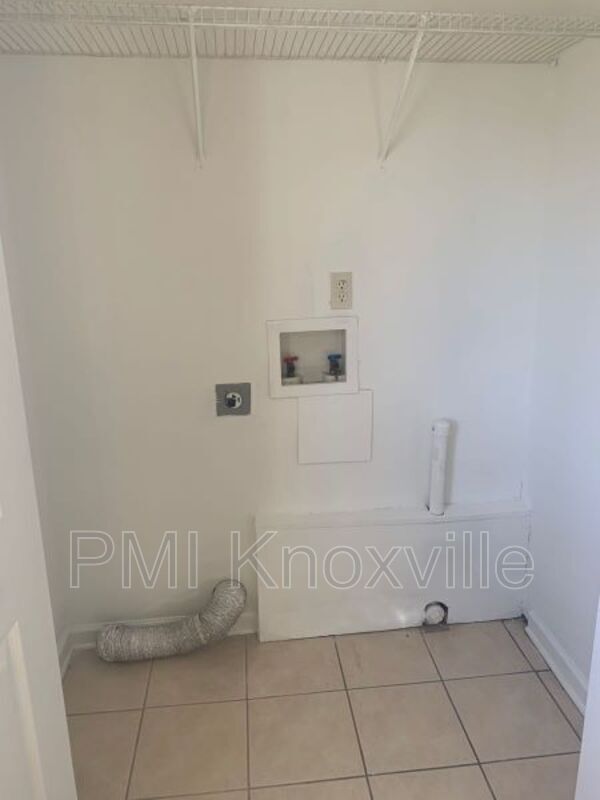 Foto del edificio - 379 Robertsville Rd