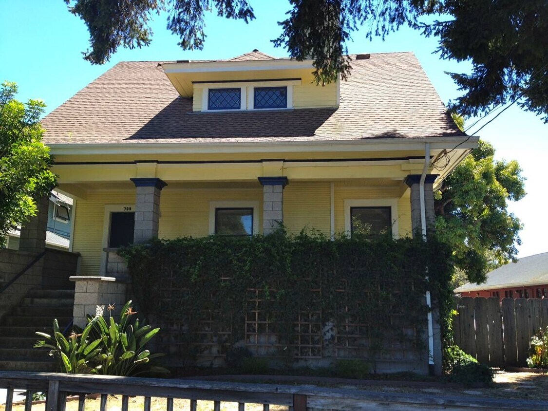 Primary Photo - 709 Laurel St