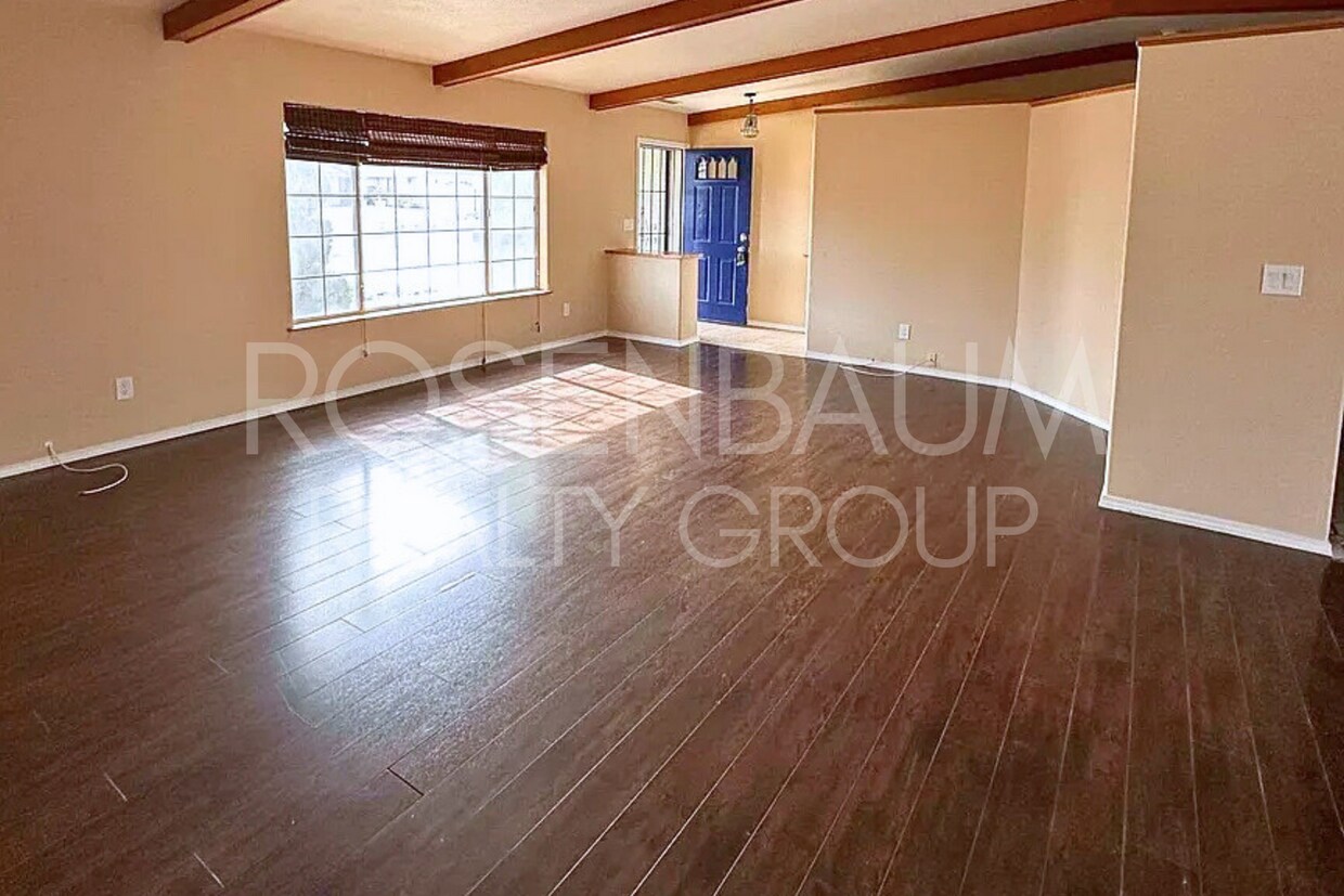 Foto principal - Gorgeous 3-bedrooms, 2-baths hilltop home with mountain views in Prescott Valley!