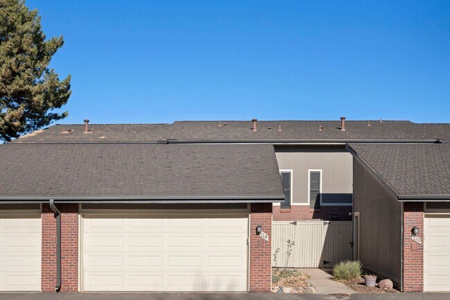 Foto del edificio - Spacious 3-Bedroom Townhome with Stunning ...