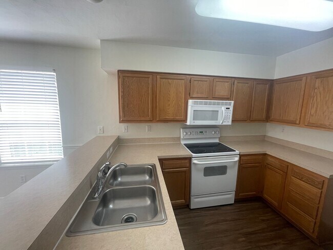 Foto del edificio - 3/2 Home in Walnut Creek with Vaulted Ceilings and Updated Finishes